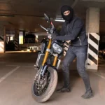 Criminoso tenta roubar moto de alta cilindrada em estacionamento de prédio. Falando sobre as motos mais roubadas rj.