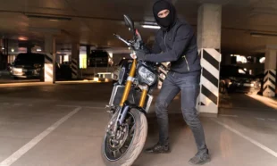 Criminoso tenta roubar moto de alta cilindrada em estacionamento de prédio. Falando sobre as motos mais roubadas rj.