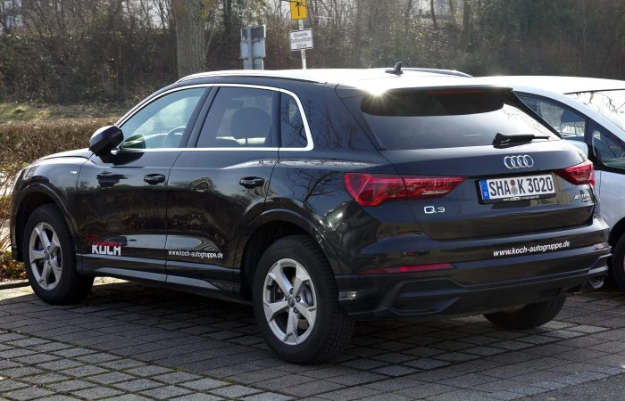 Perspectiva traseira de um Audi Q3 preto, representando seguro audi q3.