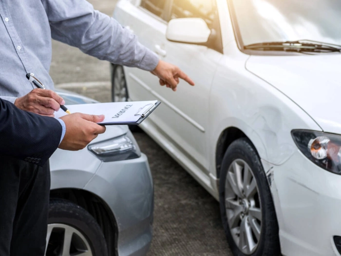 Perito analisa leve acidente de carro que resultou em um sinistro. Falando sobre o prazo para a seguradora pagar sinistro.