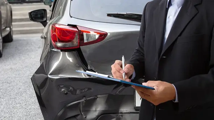 Analista de seguradora faz relatório sobre sinistro de veículo. Representando "posso fazer seguro de carro em nome de outra pessoa".