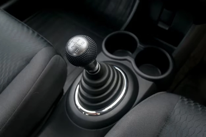 Alavanca de câmbio de um carro manual. Falando sobre qual a marcha mais forte do carro.