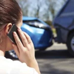 Mulher liga para seguradora após sinistro com dois veículos. Representando "posso fazer seguro de carro em nome de outra pessoa".