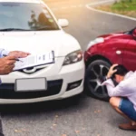 Técnico avalia situação em acidente automobilístico. Falando sobre seguro auto contra terceiros.