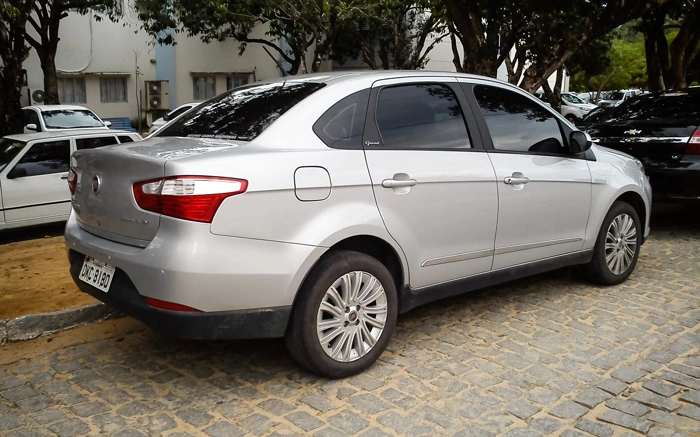 Perspectiva traseira de um Grand Siena na cor prata. Falando sobre o seguro fiat siena.