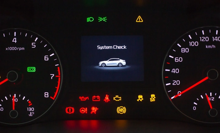 Instrumentos digitais de um painel automotivo. Falando sobre a luz do painel acende mas não dá partida.