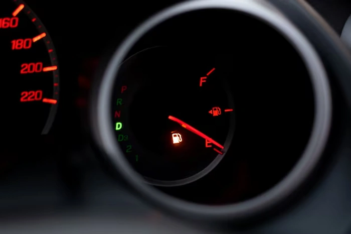 Parte de instrumentos iluminados em painel de carro. Falando sobre a luz vermelha no painel do carro.