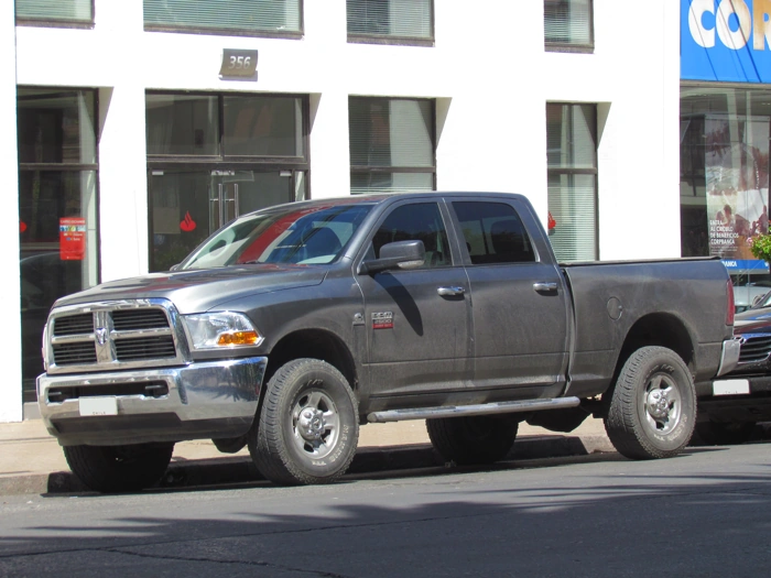 Dodge Ram 2500 na cor cinza escuro. Falando sobre seguro Dodge Ram 2500.