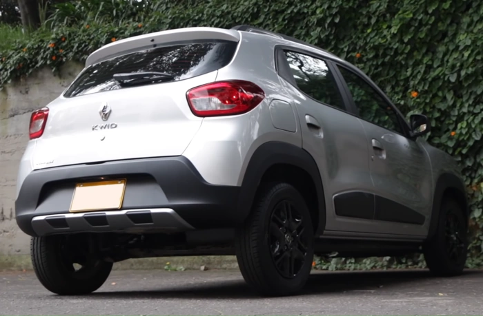 Perspectiva traseira de Renault Kwid branco. Falando sobre o seguro kwid.