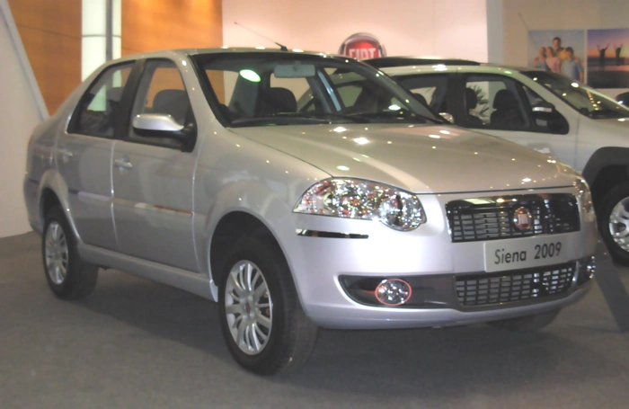 Fiat Siena na cor prata. Falando sobre o seguro fiat siena.