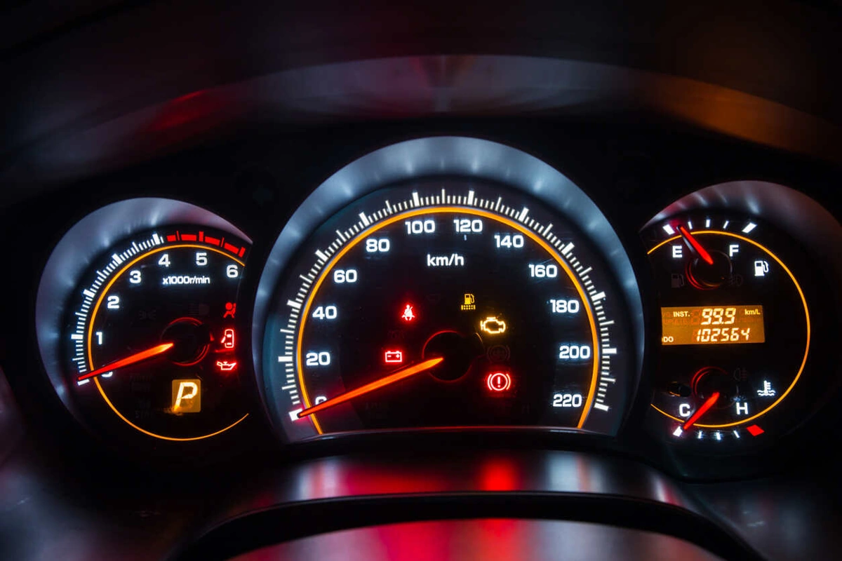 Luz amarela no painel do carro: o que significa?