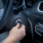 Pessoa dando partida em carro. Falando sobre a luz do painel acende mas não dá partida.