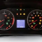 Painel de carro em formato tradicional com várias luzes acesas. Falando sobre luzes do painel do carro.