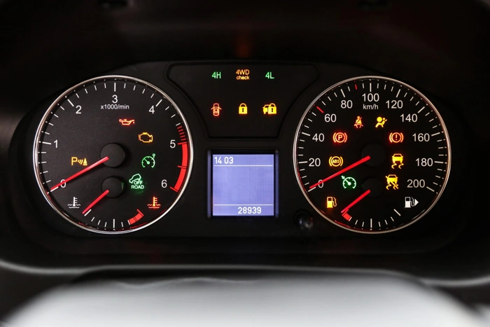 Todos os instrumentos de um painel de carro ligados ao mesmo tempo. Falando sobre a luz vermelha no painel do carro.