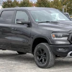 Dodge Ram 1500 de modelo recente na cor cinza escuro. Falando sobre o seguro dodge ram 1500.