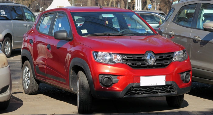 Kwid vermelho parado em estacionamento. Falando sobre o seguro kwid.