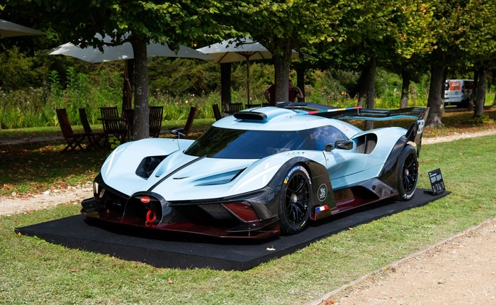 Bugatti Bolide branco com preto. Apresentando o top 10 dos carros mais caros do mundo.