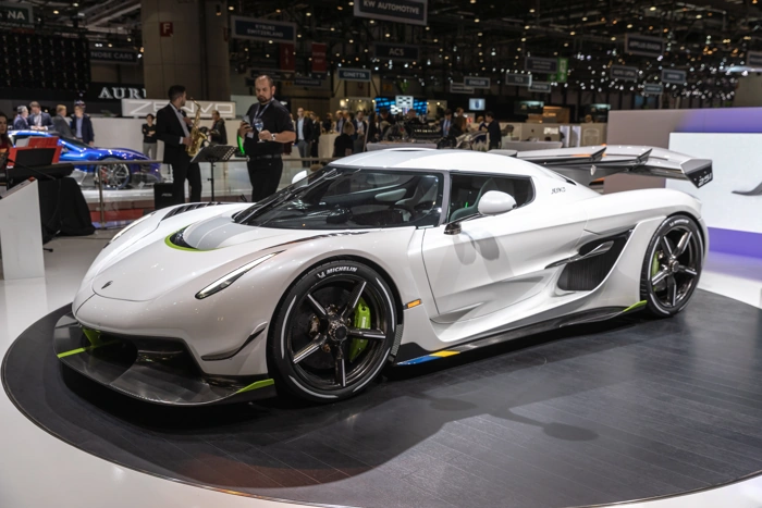 Koenigsegg Jesko Absolut na cor branca. Apresentando o top 10 dos carros mais caros do mundo.