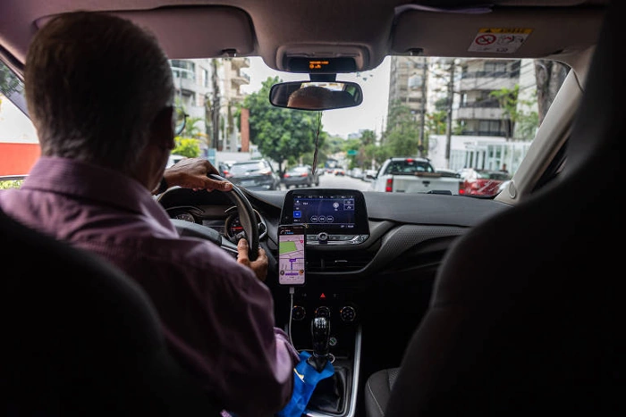 Motorista de app em pleno horário de trabalho. Falando sobre seguro para carro de aplicativo.