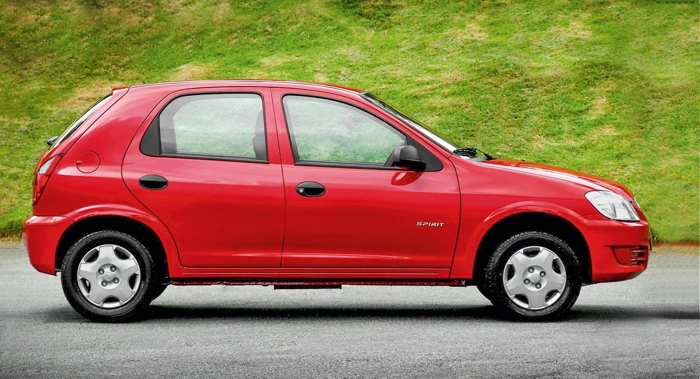 Chevrolet Celta na cor vermelha. Falando sobre seguradora para carros antigos.
