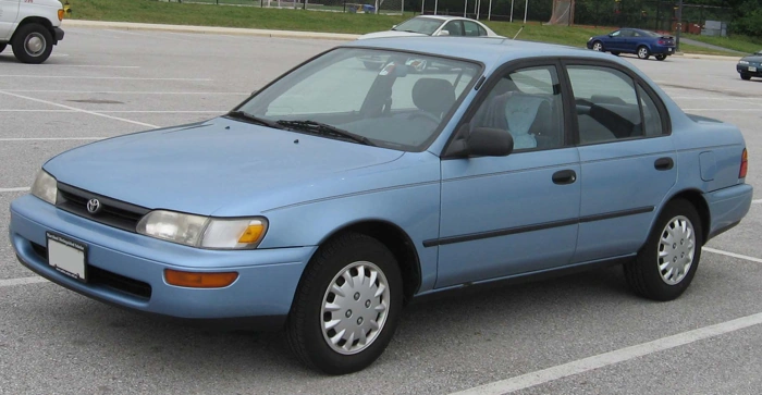 Toyota Corolla 1995 na cor azul. Falando sobre seguro para carros antigos mais de 30 anos.