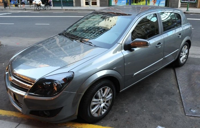 Chevrolet Vectra na cor chumbo. Falando sobre seguro para carros antigos.