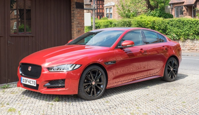 Jaguar XE na cor vermelha. Falando sobre seguro jaguar xe.