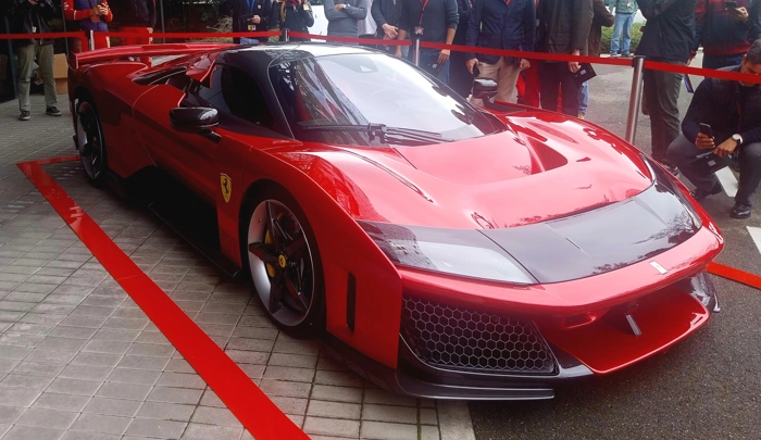 Ferrari F80 na cor vermelha. Apresentando o top 10 dos carros mais caros do mundo.