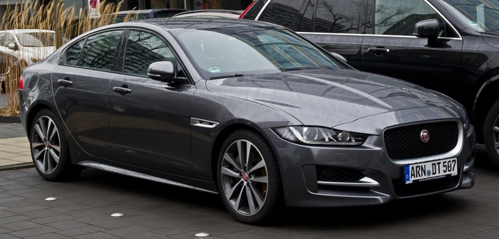 Jaguar XE na cor cinza escuro. Falando sobre o seguro jaguar xe.