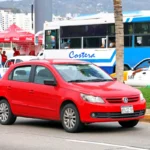 Volkswagen Gol na cor vermelha estacionado na rua. Falando sobre o melhor seguro para carros antigos.