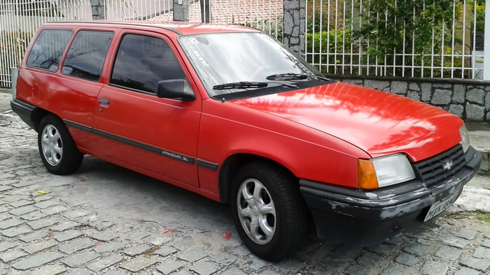 Chevrolet Ipanema na cor vermelha. Falando sobre seguradora para carros antigos.