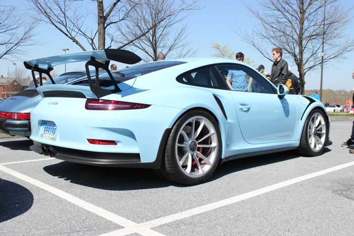 Porsche 911 na cor azul celeste. Falando sobre roubo de porsche.