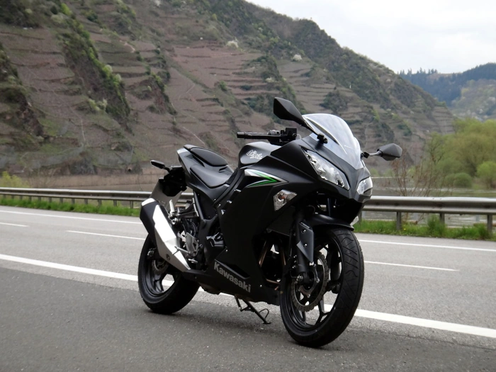 Kawasaki Ninja 300 na cor preta. Falando sobre o seguro kawasaki ninja 300.