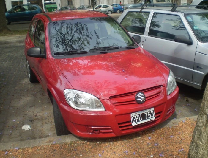 Chevrolet Celta na cor vermelha. Falando sobre seguro para carros antigos.