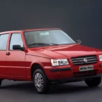 Fiat Uno na cor vermelha. Falando sobre seguradora para carros antigos.