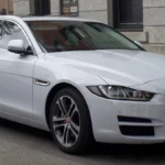 Jaguar XE na cor branca. Falando sobre o seguro jaguar xe.