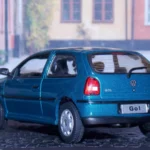 Perspectiva traseira de um Volkswagen Gol ano 1995. Falando sobre seguro para carros antigos mais de 30 anos.