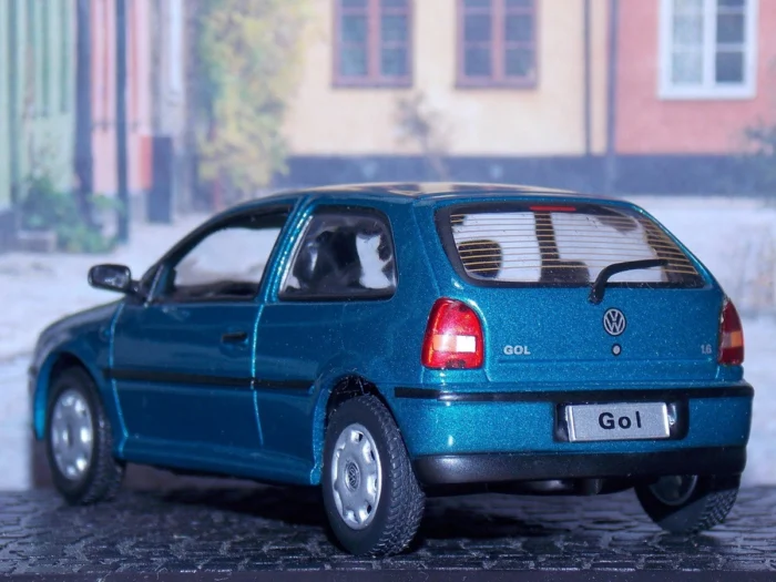 Perspectiva traseira de um Volkswagen Gol ano 1995. Falando sobre seguro para carros antigos mais de 30 anos.
