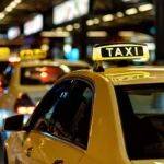 Fila de táxis em um engarrafamento. Falando sobre seguro para táxi.