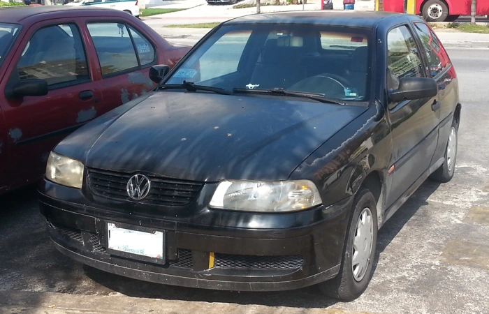 VW Gol antigo na cor preta. Falando sobre azul seguros carros antigos.