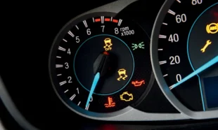 Painel de um Chevrolet Onix com alguns instrumentos acionados. Falando sobre a luz amarela no painel do onix.