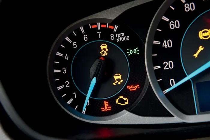 Painel de um Chevrolet Onix com alguns instrumentos acionados. Falando sobre a luz amarela no painel do onix.