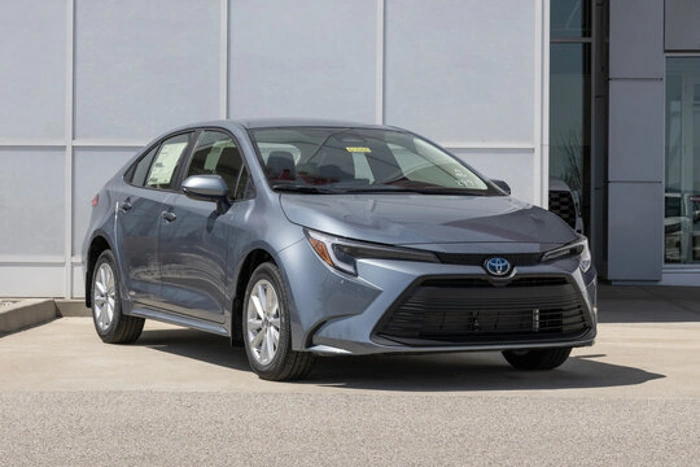 Toyota Corolla Hybrid na cor cinza escuro. Falando sobre o seguro corolla hybrid.