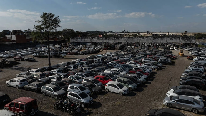 Pátio repleto de carros para ser leiloados. Falando sobre seguro para carros leilão de financiadora.