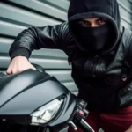 Criminoso possui moto que estava estacionada. Falando sobre seguro roubo e furto moto.