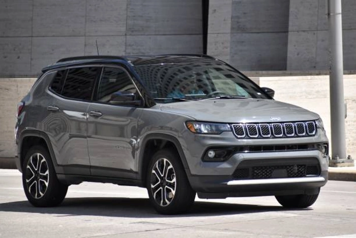 Jeep Compass na cor cinza claro. Falando sobre o seguro jeep.