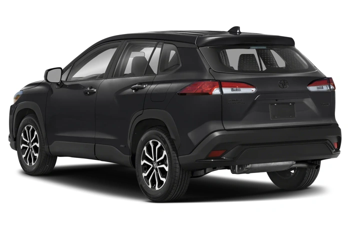 Perspectiva traseira de um Corolla Cross preto. Falando sobre seguro toyota corolla cross.