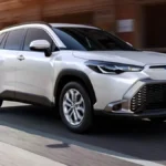 Toyota Corolla Hybrid em movimento. Falando sobre seguro corolla cross hybrid.