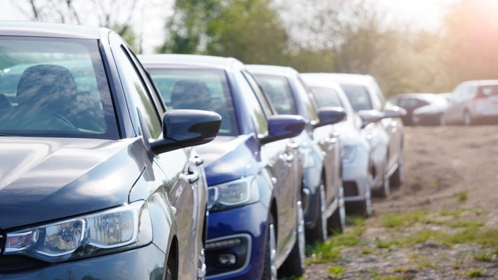 Fileira de carros para leilão. Falando sobre seguro para carros leilão de financiadora.