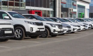 Carros de várias marcas, categorias e modelos enfileirados em estacionamento. Falando sobre seguro para frota.